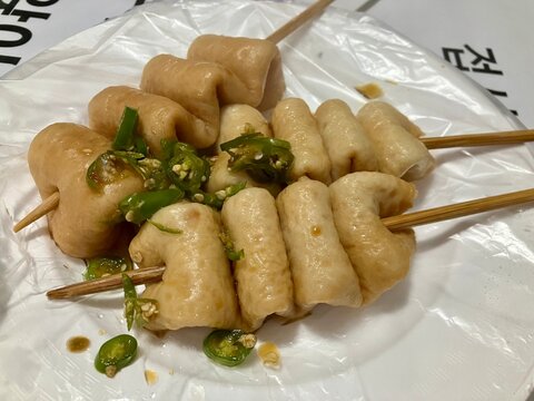 串に刺さった韓国の練り物おでん（オムク）と青唐辛子
