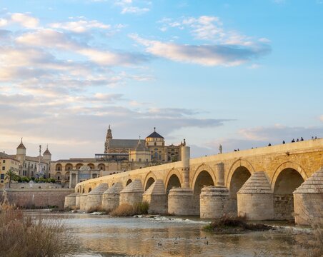 Evening atmosphere, Puente Romano, Roman bridge over Rio Guadalquivir, behind Mezquita, Catedral de C&oacute;rdoba, Cordoba, Andalusia, Spain