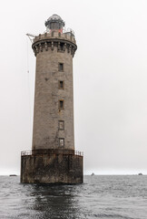 le phare de la Teignouse se dresse seul en pleine mer, entre la presqu’île de Quiberon et l’île de Houat, sentinelle de pierre veillant sur l’un des passages maritimes du Morbihan © Tof - Photographie