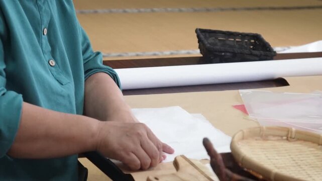 一閑張り作品を作る女性