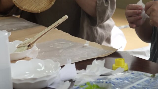 一閑張り作品を作る女性