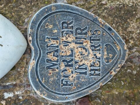 Heart-shaped memorial plaque inscribed MAM FOREVER IN OUR HEARTS