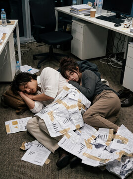 Overworked business female experiencing anxiety and panic attack from impossible corporate deadlines - premium stock