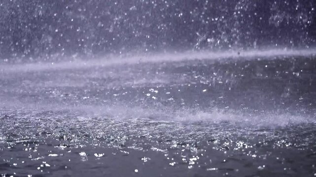 激しく降る雨