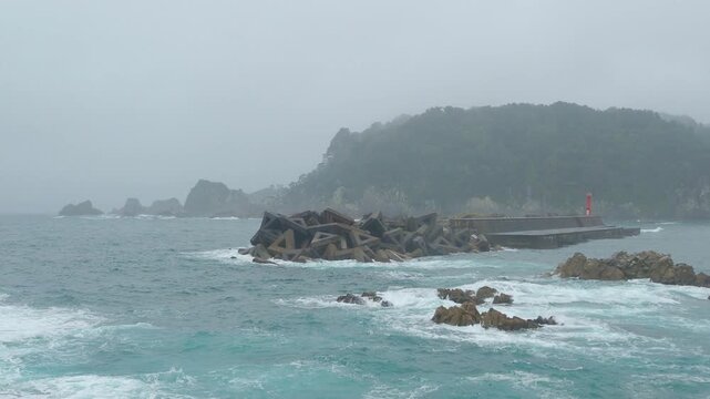 霧の出ている雨の降る海