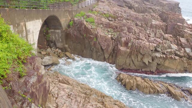 三王岩への遊歩道の下に押し寄せる波