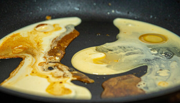 油汚れが残った使用後のフライパンのクローズアップ
Close-up of a used frying pan with greasy residue