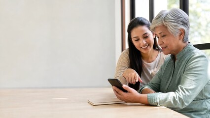 Obraz premium In a well-lit indoor environment, two women are having an engaging conversation while simultaneously examining something on a phone