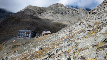 Obraz premium Studl Hut below Grossglockner, dramatic high alpine mountain landscape with glacier ice, rugged peaks, snowfields, and rocky terrain in High Tauern National Park, Austria