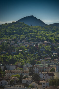 Le Puy-de-Dome derri&egrave;re les collines de Clermont-Ferrand vu du parc Montjuvet