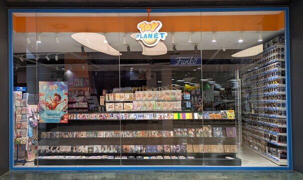 Escaparate en la fachada de la jugueter&iacute;a Toy Planet en el centro comercial Islazul, con estanter&iacute;as, logotipo y cartel de publicidad. Madrid, Espa&ntilde;a, 30 de junio de 2026