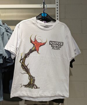 Camiseta de manga corta con el estampado de una planta Demogorgon y el texto Stranger Things, Tales From 85, en tienda Primark de Madrid, Espa&ntilde;a, 30 de junio de 2026