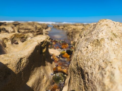 Blick durch Steine auf die Ebbe