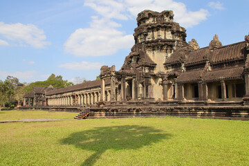 Fototapeta premium ruined hindu and buddhist khmer temple (angkor vat) in angkor in siem reap in cambodia 