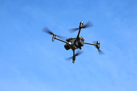 Duży dron w powietrzu obserwuje okolicę