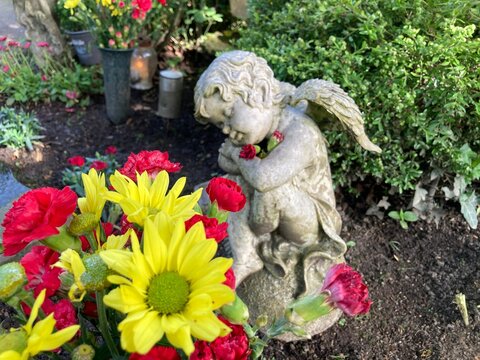 Engel mit Blumen auf dem Friedhof