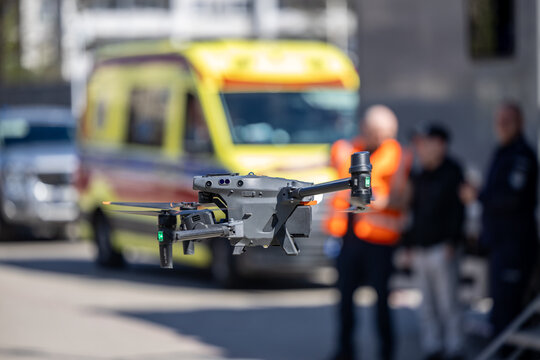 Duży dron w powietrzu obserwuje okolicę