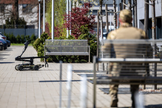 Robot policyjny w akcji przy rozbrajaniu bomby 