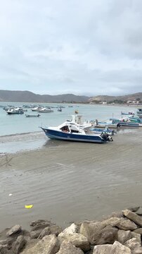 Puerto L&oacute;pez, Manab&iacute;, Ecuador &ndash; August 17, 2026: Tourist pier and daily activity of artisanal fishermen in Puerto L&oacute;pez, with boats along the coast and typical maritime movement of the port.