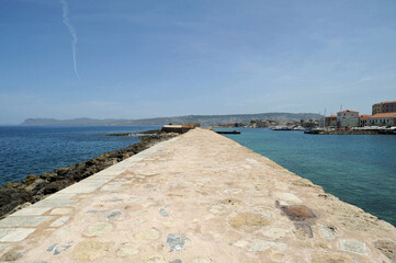 Le môle du port de La Canée en Crète © arvernho