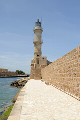 Le phare du port de La Canée en Crète © arvernho