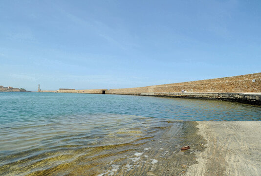 Le m&ocirc;le du port de La Can&eacute;e en Cr&egrave;te