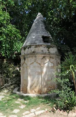 Fontaine turque dans le jardin de l'ancienne église Saint-François de La Canée en Crète © arvernho