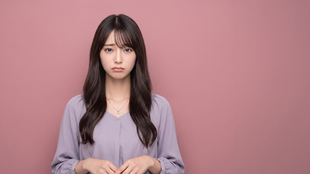 困り顔で悲しそうに見つめる女性