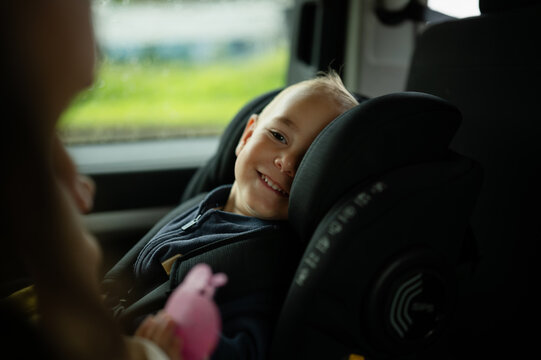 child smiling in car seat