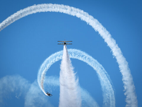 This image shows a file manager gallery displaying various photographs of airplanes and helicopters performing aerial maneuvers and stunts at an airshow