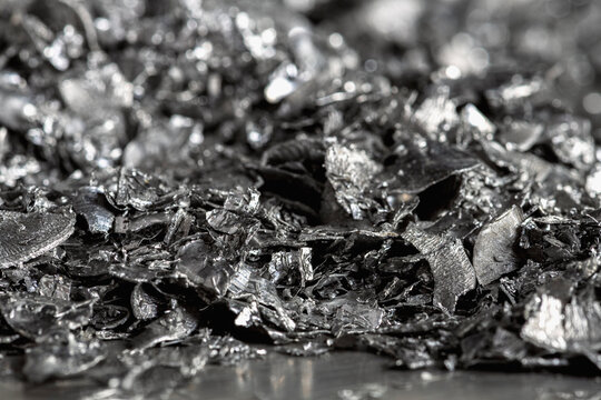 Metal scrap and shavings from industrial production, irregular metallic fragments, production waste intended for recycling and material recovery