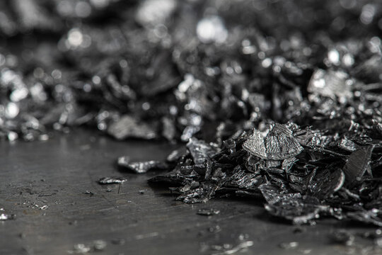 Metal scrap and shavings from industrial production, irregular metallic fragments, production waste intended for recycling and material recovery