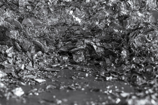 Metal scrap and shavings from industrial production, irregular metallic fragments, production waste intended for recycling and material recovery