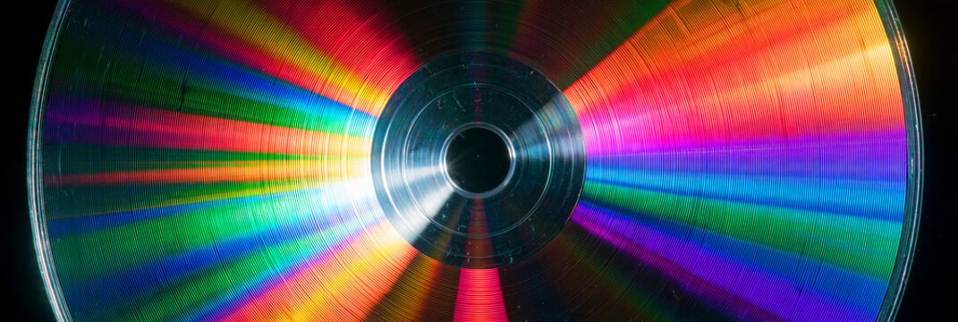 Regenbogenfarbene Lichtreflexe auf CD-Oberfl&auml;che als abstraktes Muster