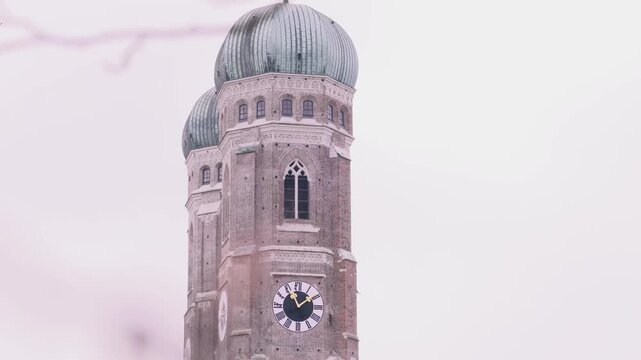 Zwillingst&uuml;rme der Frauenkirche M&uuml;nchen mit Zwiebelt&uuml;rmen im Winter