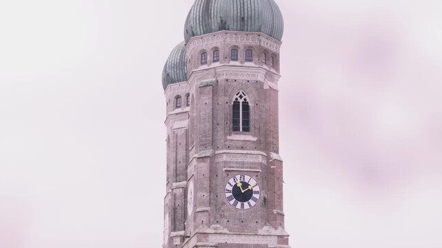 Frauenkirche M&uuml;nchen mit Zwiebelt&uuml;rmen hinter kahlen &Auml;sten im Winter