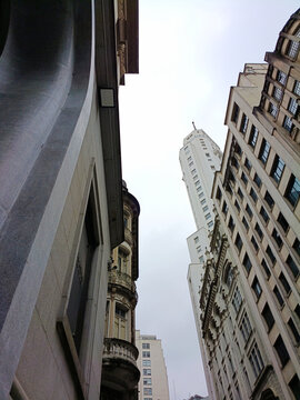 S&atilde;o Paulo, S&atilde;o Paulo, Brasil - 15 de setembro de 2026: Vista em ngulo contraposto dos edif&iacute;cios do centro hist&oacute;rico de S&atilde;o Paulo com o Farol Santander ao fundo