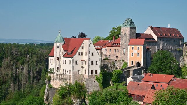 Historische Burg Hohnstein in Sachsen, Deutschland, eingebettet in die malerische Landschaft der S&auml;chsischen Schweiz