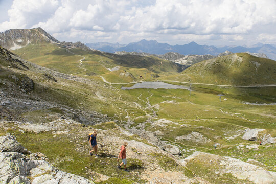 couple de randonneurs en &eacute;t&eacute; sur le parc de la Vanoise depuis la station des Arcs en Savoie dans les Alpes en France , sport en pleine nature