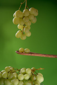 Racimos de uvas verdes sobre fondo natural