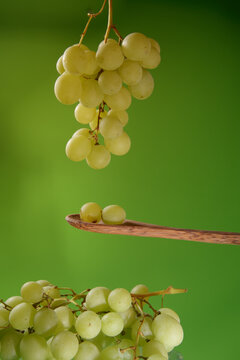 Racimos de uvas verdes sobre fondo natural