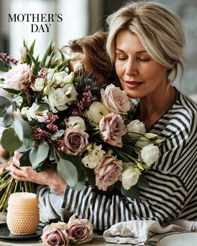 Kobieta z zamkniętymi oczami tuli bukiet r&oacute;ż i kwiat&oacute;w, obok świecy, z napisem &bdquo;MOTHER'S DAY&rdquo; w tle.