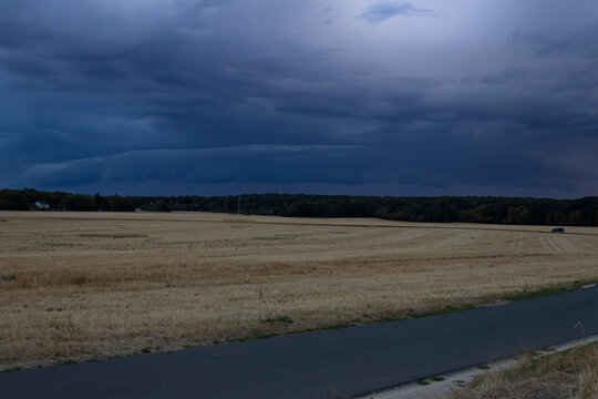 Arcus en d&eacute;but de soir&eacute;e au-dessus d'un champ