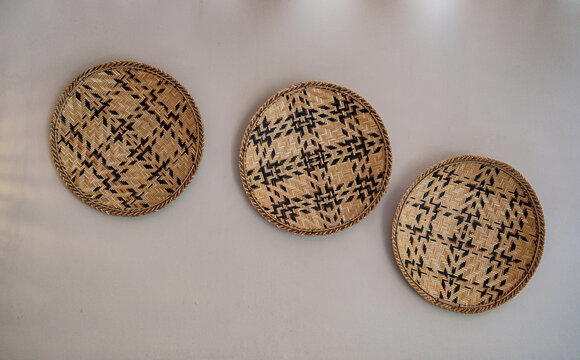 Platos decorativos de fibra natural tejida con patrones geom&eacute;tricos artesanales