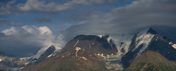 Obraz premium Summer view of the Mont Blanc massif above forested slopes 
