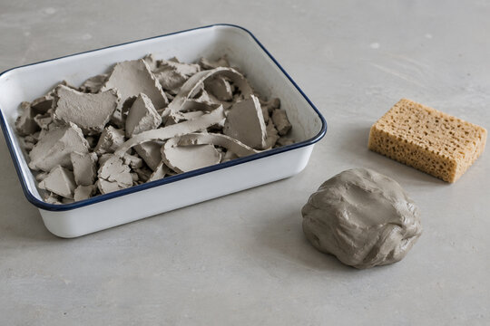 Fragments secs et motte humide en argile sur une table