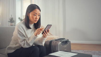 Obraz premium 帰省や旅行前に不審な予約通知を慎重に確認する女性