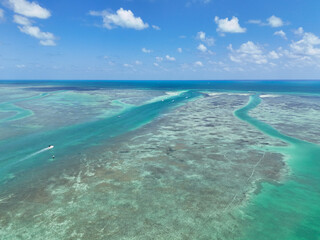Obraz premium Multiple channels leading to the popular Islamorada Sandbar at Islamorada in the Florida Keys. 