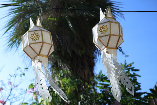 Lanternes d&eacute;coratives traditionnelles tha&iuml;landaises en papier blanc