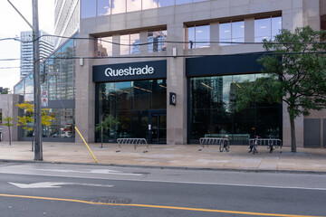 Obraz premium Toronto, Ontario, Canada - September 23, 2026: The entrance to Questrade headquarters on Yonge Street in Toronto, Ontario, Canada. Questrade Financial Group is a Canadian online brokerage and wealth m